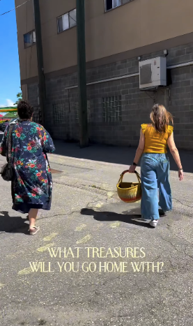 Shoppers walking through the alley to Retro Haus Vintage